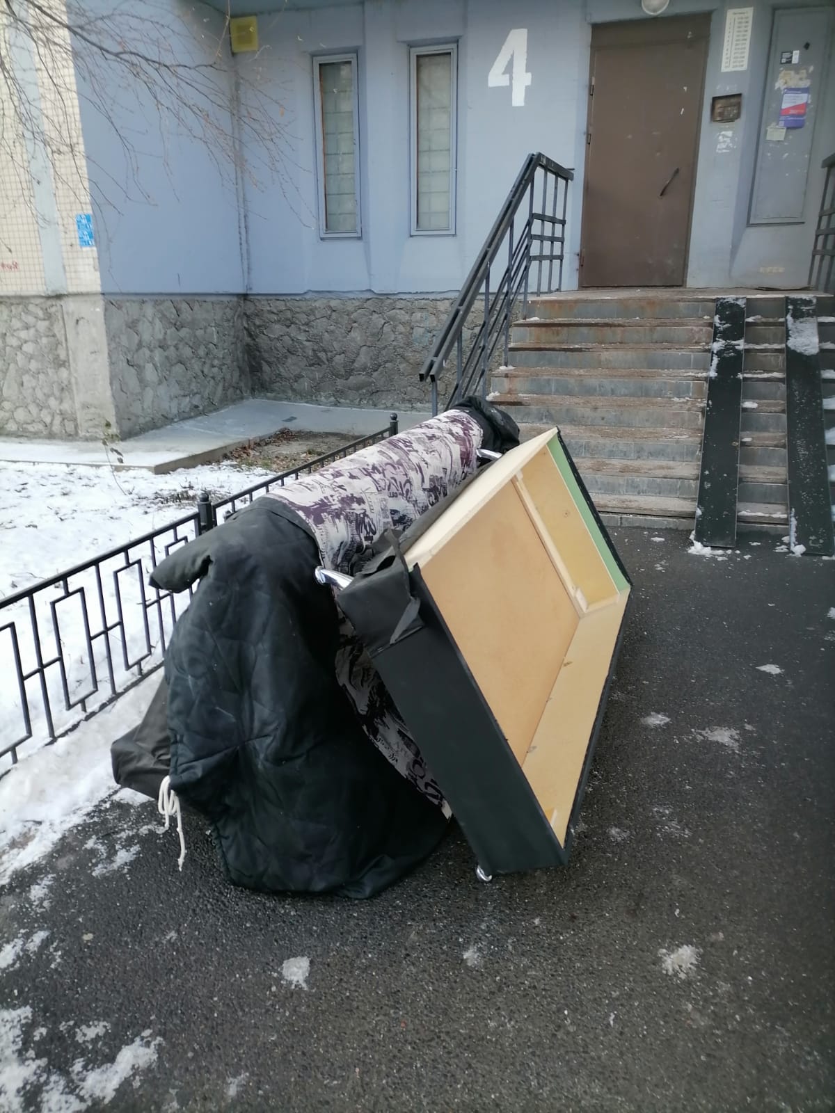 Вывоз старого дивана СПб Русановская 16к3