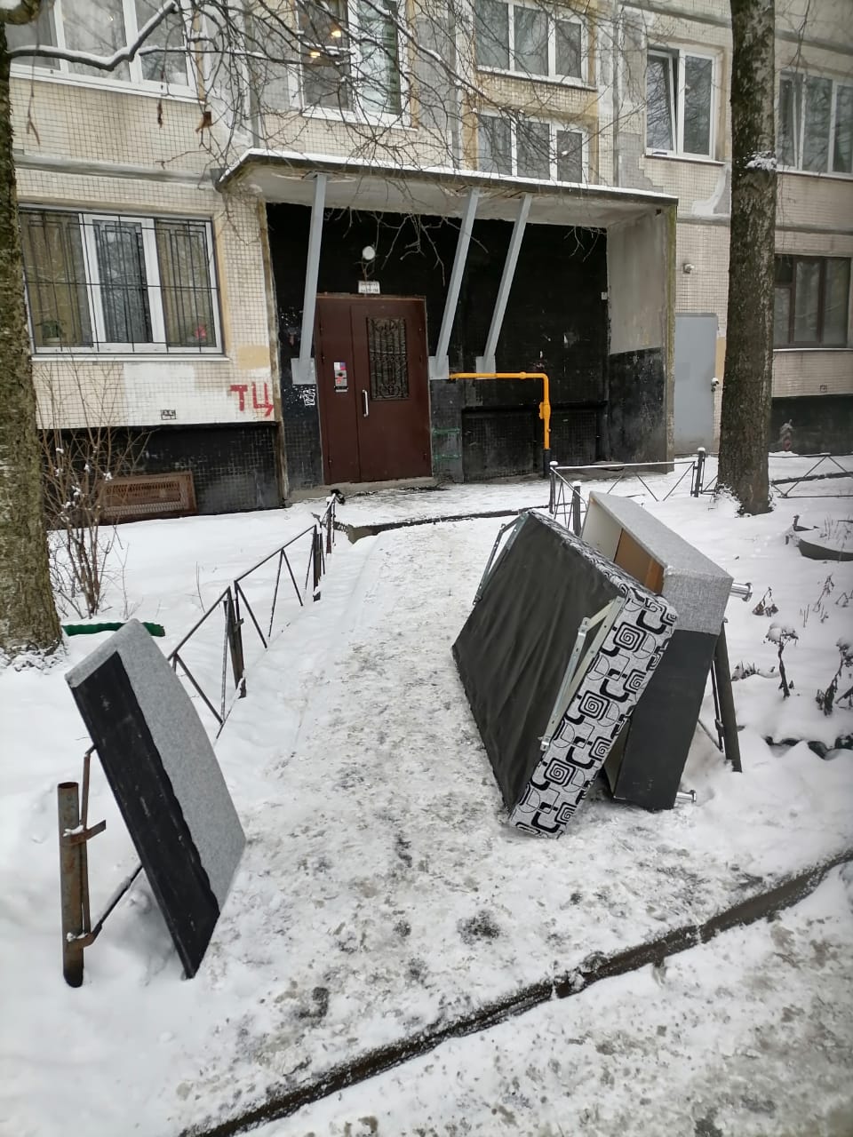 Вывоз старого дивана СПб Выборгский район Художников 22к2