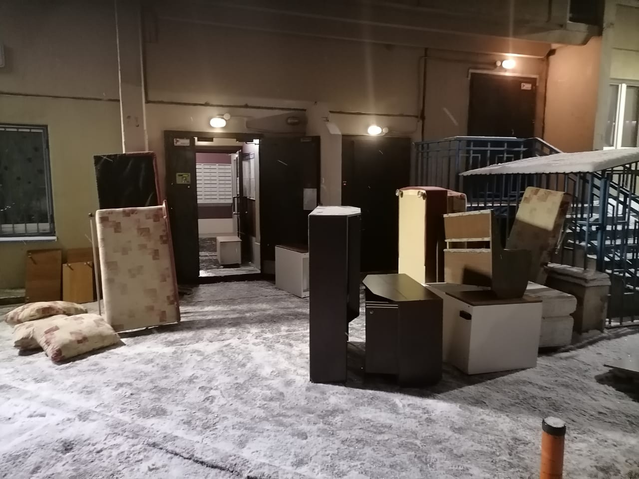 Вывоз старой мебели СПб Приморский район Беринга 23к2