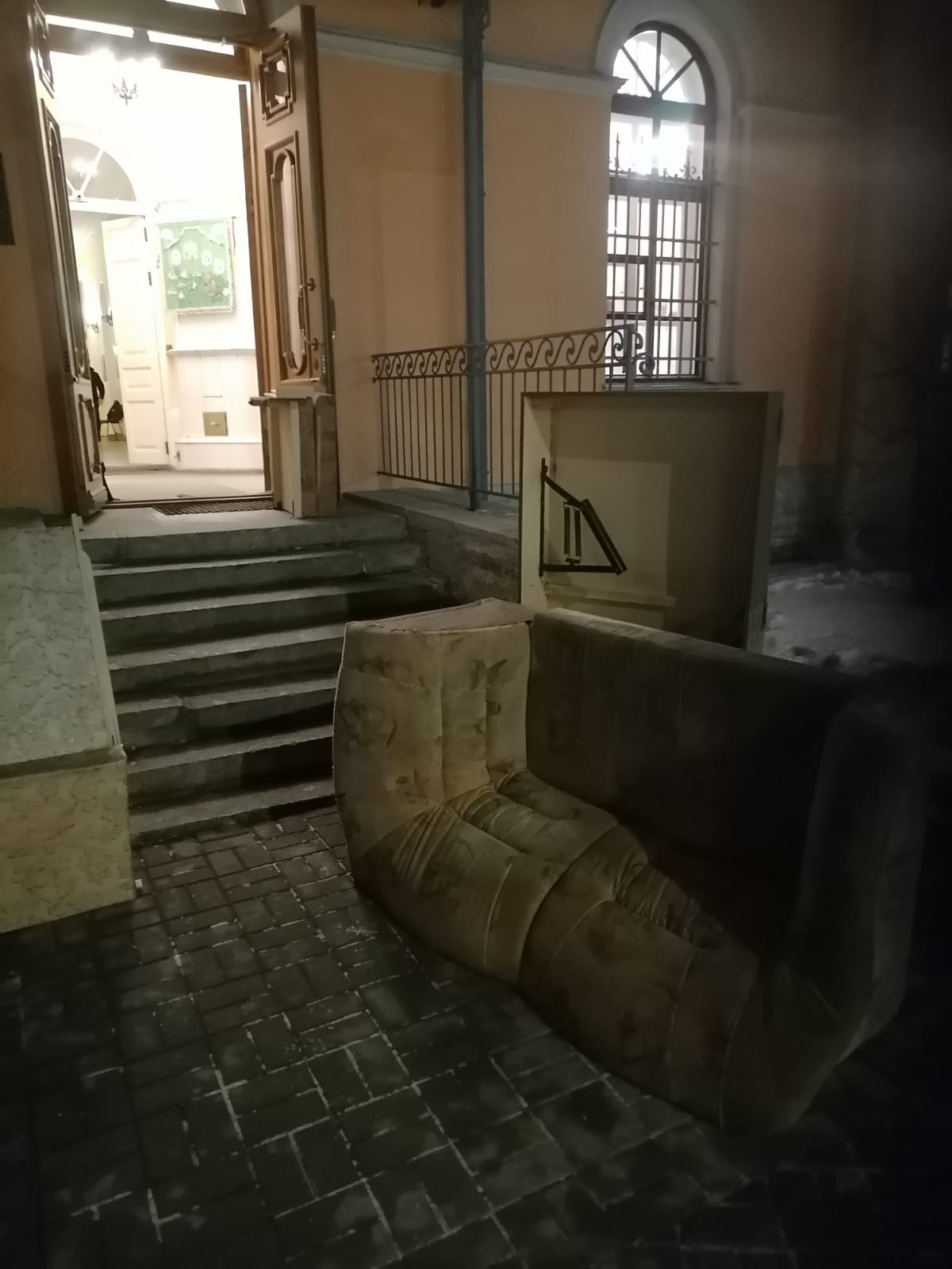 Вывоз старой мебели СПб Фрунзенский район Бухарестская 23к1